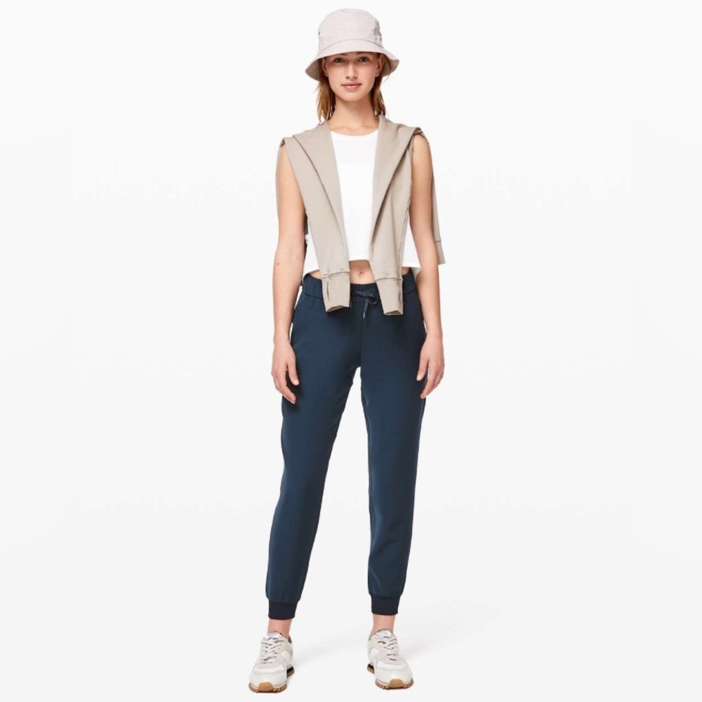 Lululemon On The Fly Jogger,‎ Size 8